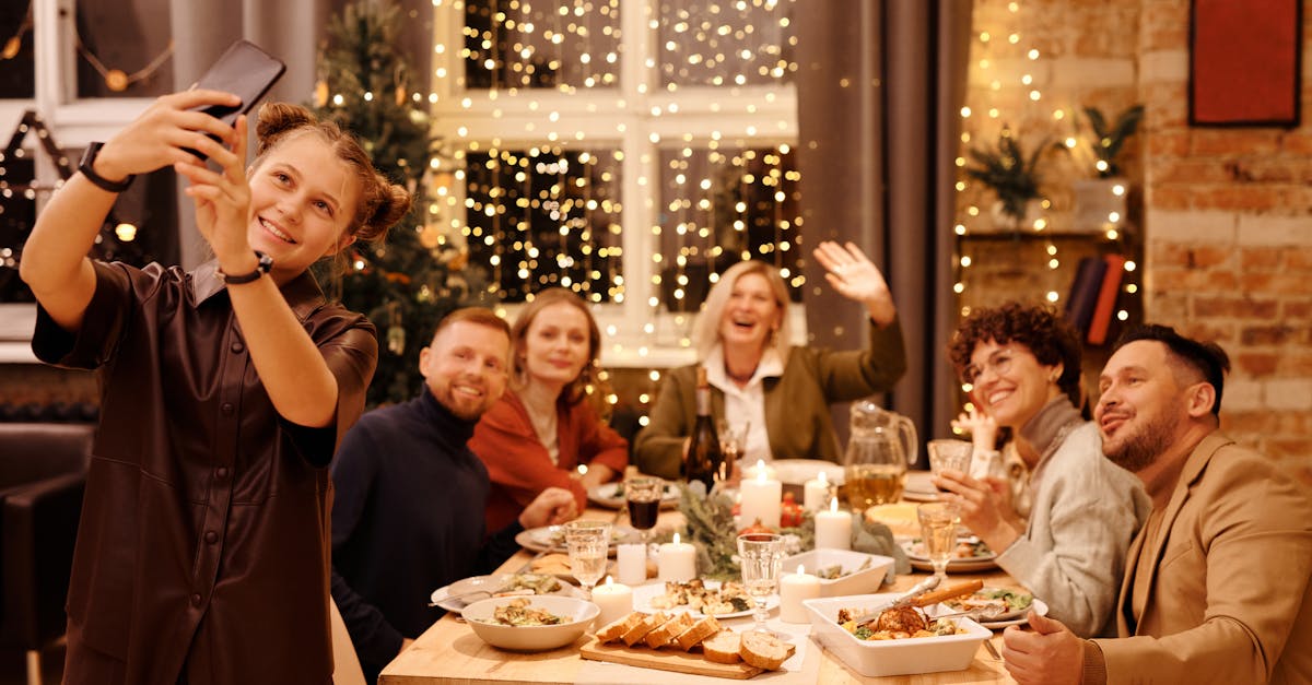 célébrez le nouvel an avec un dîner croisière inoubliable. profitez d'une vue imprenable sur les illuminations festives tout en savourant un repas exquis, le tout dans une ambiance élégante. réservez dès maintenant pour vivre une soirée magique et accueillante où chaque instant compte.