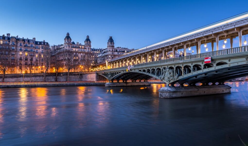 découvrez la seine, ce fleuve emblématique qui traverse paris et la région île-de-france, offrant des paysages enchanteurs, des activités nautiques et des croisières inoubliables. explorez son histoire, sa culture et les trésors qu'elle recèle.