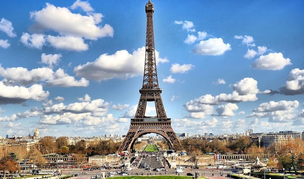 découvrez paris, la ville des lumières, riche en histoire, culture et gastronomie. explorez ses monuments emblématiques comme la tour eiffel et le louvre, flânez dans ses charmants quartiers, et vivez des expériences inoubliables au cœur de la capitale française.