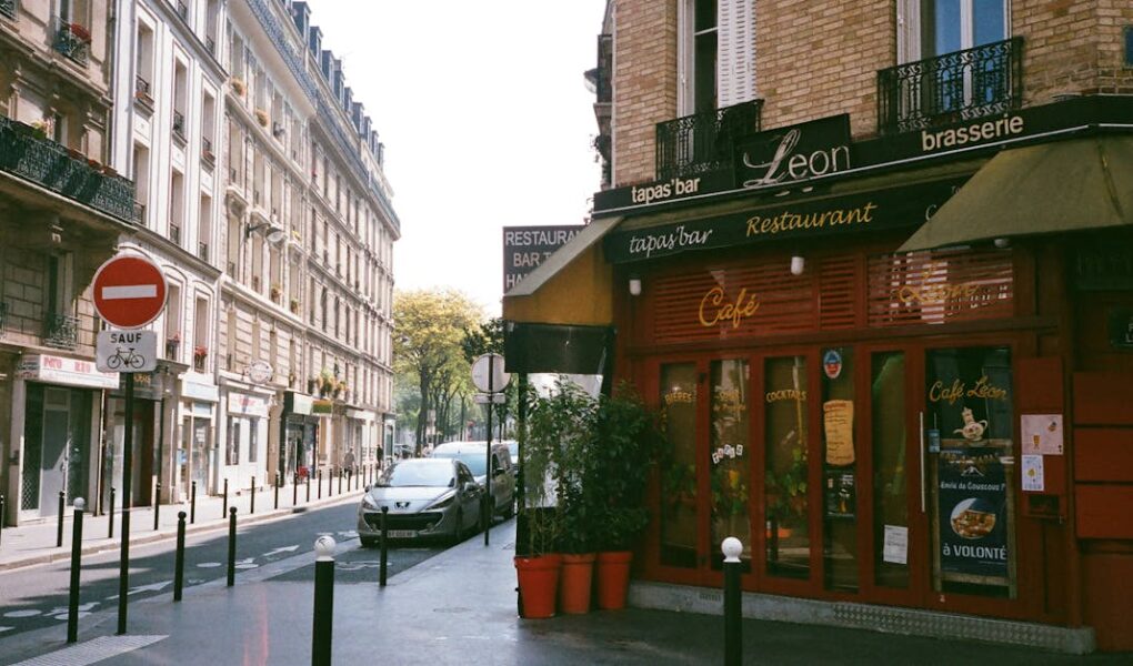 découvrez montmartre, le quartier emblématique de paris, connu pour ses ruelles pittoresques, la basilique du sacré-cœur et son ambiance artistique unique. plongez dans l'histoire et la culture tout en admirant les vues panoramiques sur la ville.