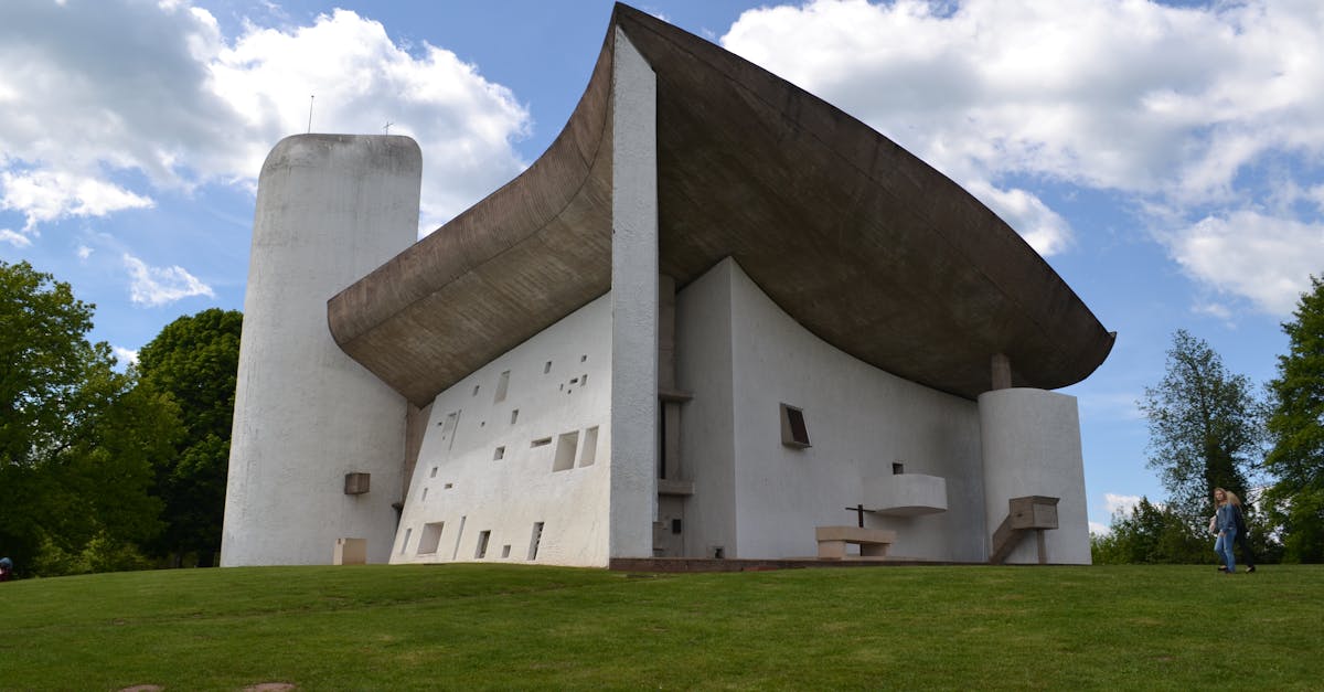découvrez l'univers architectural de le corbusier, un pionnier du modernisme connu pour ses œuvres emblématiques et son influence sur l'urbanisme. plongez dans sa vision novatrice qui a révolutionné la manière de concevoir les espaces de vie.