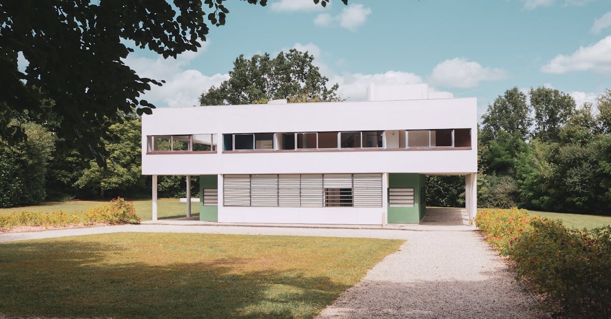 découvrez l'univers unique de le corbusier, architecte visionnaire du xxe siècle, dont les œuvres emblématiques ont révolutionné l'architecture moderne. plongez dans ses concepts innovants et son influence durable sur le design urbain.
