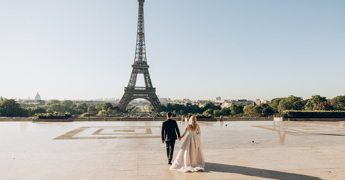 découvrez paris, la capitale française emblématique, connue pour sa riche histoire, sa culture vibrante, ses monuments majestueux comme la tour eiffel et le louvre, ainsi que sa délicieuse cuisine. plongez dans l'atmosphère romantique de ses rues pavées, explorez ses musées et savourez un café dans un bistrot typique.