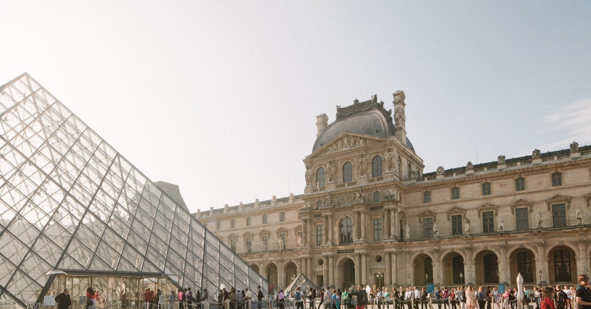 découvrez la richesse artistique et culturelle du louvre, l'un des plus grands musées du monde, abritant des chefs-d'œuvre allant de l'antiquité à la renaissance. explorez ses collections emblématiques, y compris la mona lisa et la vénus de milo, et plongez dans l'histoire fascinante de ce joyau parisien.