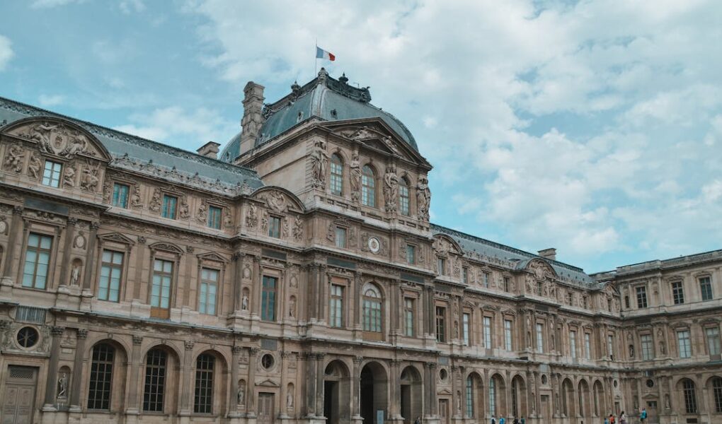 découvrez le louvre, le musée emblématique de paris, qui abrite des milliers d'œuvres d'art, dont la célèbre mona lisa. explorez son architecture majestueuse et laissez-vous envoûter par la richesse de son histoire.
