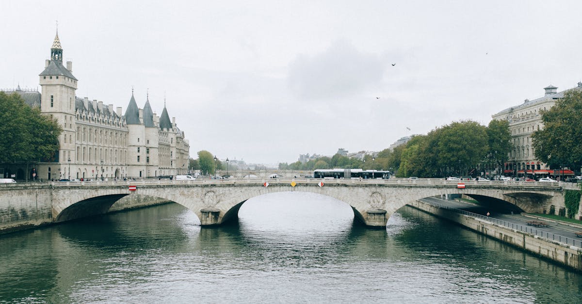 découvrez le louvre, le plus grand musée d'art du monde, abritant des collections prestigieuses allant de la toile mona lisa aux sculptures antiques. plongez dans l'histoire et la culture au cœur de paris.