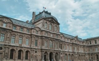 découvrez le louvre, le musée emblématique de paris, qui abrite des milliers d'œuvres d'art, dont la célèbre mona lisa. explorez son architecture majestueuse et laissez-vous envoûter par la richesse de son histoire.
