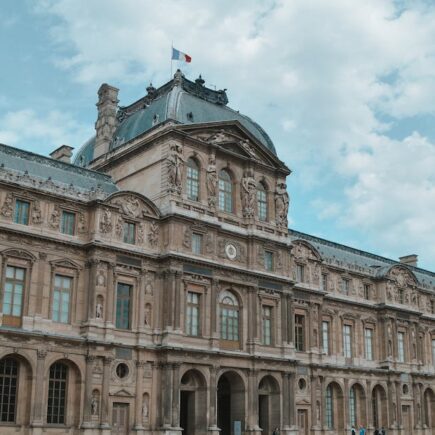 découvrez le louvre, le musée emblématique de paris, qui abrite des milliers d'œuvres d'art, dont la célèbre mona lisa. explorez son architecture majestueuse et laissez-vous envoûter par la richesse de son histoire.