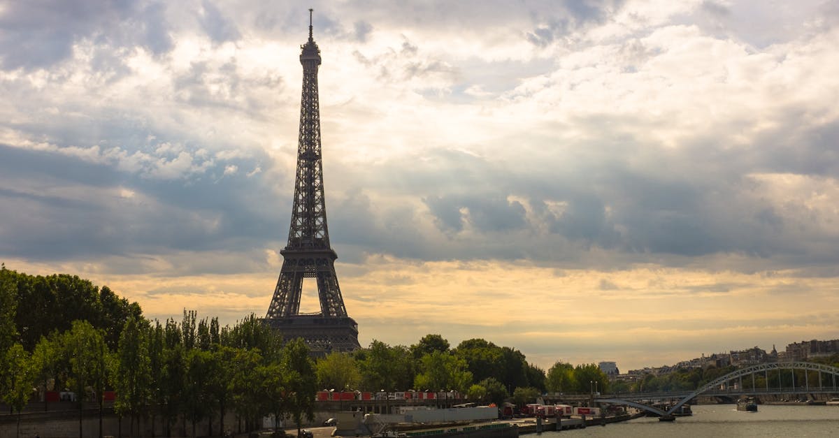 découvrez paris, la capitale française, célèbre pour sa richesse historique, ses monuments emblématiques comme la tour eiffel et le louvre, ainsi que son ambiance romantique et culturelle inégalée. explorez ses quartiers pittoresques, sa gastronomie raffinée et ses événements artistiques captivants.