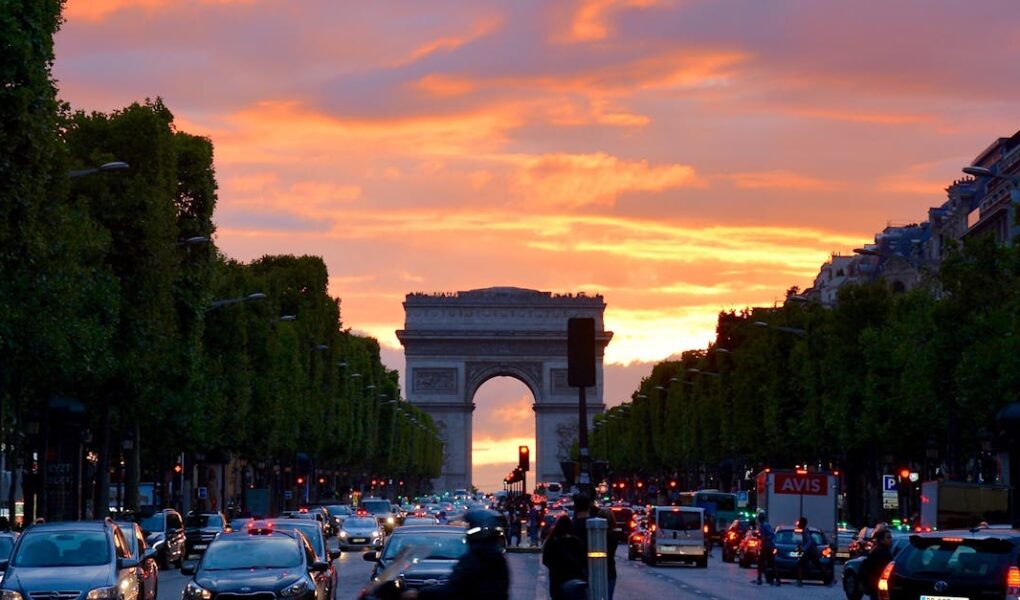 découvrez paris, la ville lumière, célèbre pour sa culture riche, son histoire fascinante et ses monuments emblématiques comme la tour eiffel et le louvre. explorez ses charmants quartiers, savourez sa cuisine raffinée et plongez dans l'art de vivre à la française.