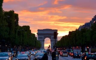 découvrez paris, la ville lumière, célèbre pour sa culture riche, son histoire fascinante et ses monuments emblématiques comme la tour eiffel et le louvre. explorez ses charmants quartiers, savourez sa cuisine raffinée et plongez dans l'art de vivre à la française.
