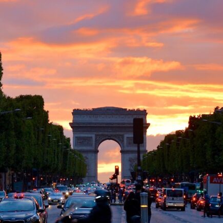 découvrez paris, la ville lumière, célèbre pour sa culture riche, son histoire fascinante et ses monuments emblématiques comme la tour eiffel et le louvre. explorez ses charmants quartiers, savourez sa cuisine raffinée et plongez dans l'art de vivre à la française.