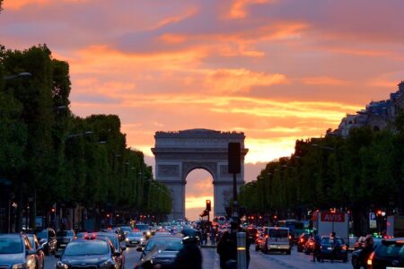 découvrez paris, la ville lumière, célèbre pour sa culture riche, son histoire fascinante et ses monuments emblématiques comme la tour eiffel et le louvre. explorez ses charmants quartiers, savourez sa cuisine raffinée et plongez dans l'art de vivre à la française.