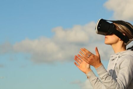 découvrez l'univers fascinant de la réalité augmentée : une technologie innovante qui superpose des éléments virtuels à notre environnement réel, offrant des expériences immersives et interactives. explorez ses applications dans divers domaines tels que le jeu, l'éducation, et le commerce.