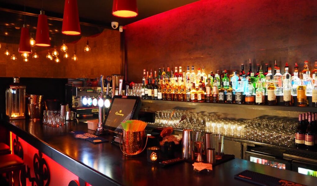 découvrez notre sélection des meilleurs bars où savourer des cocktails innovants, déguster des bières artisanales et profiter d'une ambiance conviviale. que ce soit pour une sortie entre amis ou une soirée romantique, trouvez le bar idéal pour vos envies.