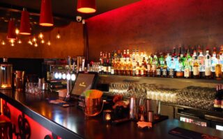 découvrez notre sélection des meilleurs bars où savourer des cocktails innovants, déguster des bières artisanales et profiter d'une ambiance conviviale. que ce soit pour une sortie entre amis ou une soirée romantique, trouvez le bar idéal pour vos envies.