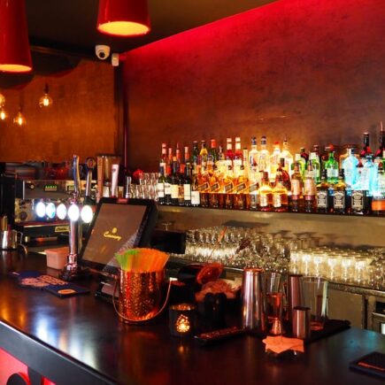 découvrez notre sélection des meilleurs bars où savourer des cocktails innovants, déguster des bières artisanales et profiter d'une ambiance conviviale. que ce soit pour une sortie entre amis ou une soirée romantique, trouvez le bar idéal pour vos envies.