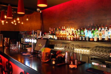 découvrez notre sélection des meilleurs bars où savourer des cocktails innovants, déguster des bières artisanales et profiter d'une ambiance conviviale. que ce soit pour une sortie entre amis ou une soirée romantique, trouvez le bar idéal pour vos envies.