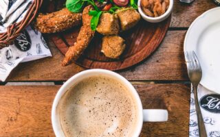 découvrez le plaisir d'un brunch gourmand, alliant mets sucrés et salés, idéal pour un moment convivial entre amis ou en famille. savourez des recettes variées et créatives, dans une ambiance chaleureuse et décontractée.