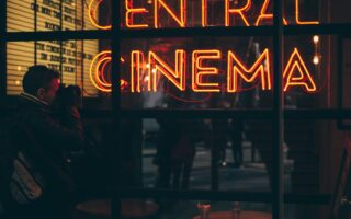 découvrez l'univers fascinant du cinéma : des critiques de films récents, des analyses des classiques, des interviews de réalisateurs et d'acteurs, ainsi que des actualités sur l'industrie cinématographique. plongez dans la magie du grand écran et trouvez votre prochaine séance !