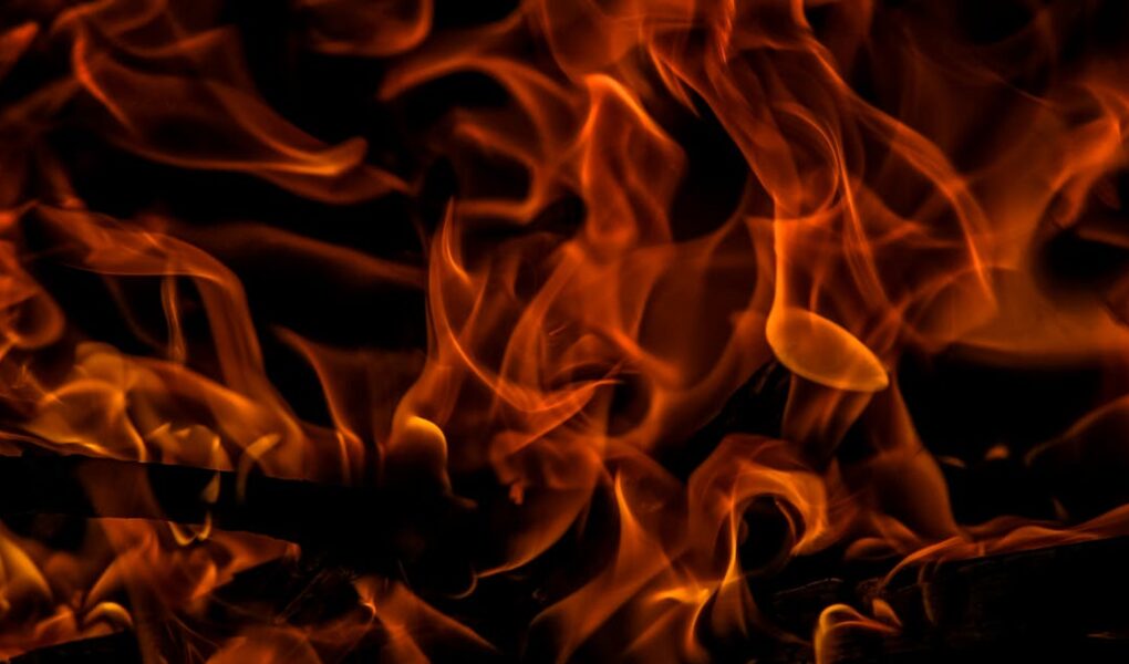 découvrez le pouvoir du feu, symbole de transformation et de passion. explorez ses mystères, ses usages et ses impacts sur notre quotidien, allant de la cuisine aux méthodes de chauffage, sans oublier son rôle fondamental dans la nature.