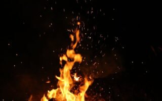 découvrez la puissance et la beauté du feu à travers notre exploration des différentes facettes du feu, de son utilisation dans l'art culinaire à son rôle symbolique dans diverses cultures. plongez dans l'univers fascinant du feu, son impact sur notre quotidien et les précautions à prendre pour en profiter en toute sécurité.