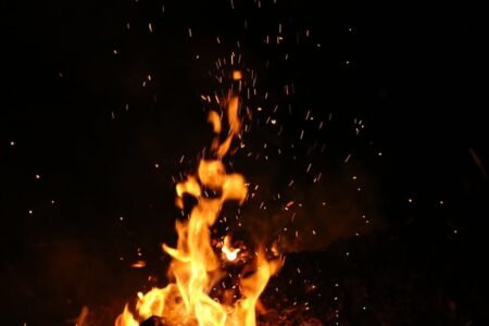 découvrez la puissance et la beauté du feu à travers notre exploration des différentes facettes du feu, de son utilisation dans l'art culinaire à son rôle symbolique dans diverses cultures. plongez dans l'univers fascinant du feu, son impact sur notre quotidien et les précautions à prendre pour en profiter en toute sécurité.