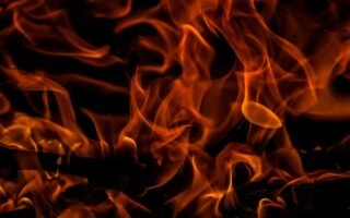 découvrez le pouvoir du feu, symbole de transformation et de passion. explorez ses mystères, ses usages et ses impacts sur notre quotidien, allant de la cuisine aux méthodes de chauffage, sans oublier son rôle fondamental dans la nature.