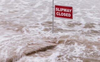 restez informé des alertes aux inondations dans votre région. découvrez comment vous préparer et protéger votre domicile face aux risques d'inondation, tout en recevant des conseils pratiques et des mises à jour pertinentes.