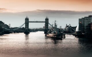 découvrez les monuments emblématiques qui racontent l'histoire et la culture des lieux à travers le monde. explorez des sites remarquables et des merveilles architecturales qui attirent les voyageurs et les passionnés d'histoire.