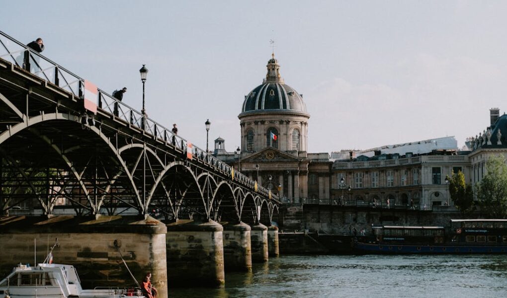 découvrez le quartier latin, une enclave historique de paris, où l'art, la culture et la gastronomie se rencontrent. flânez dans ses ruelles animées, visitez des librairies anciennes et savourez des plats traditionnels dans des bistrots typiques. plongez dans l'atmosphère universitaire et bohème de ce quartier emblématique.
