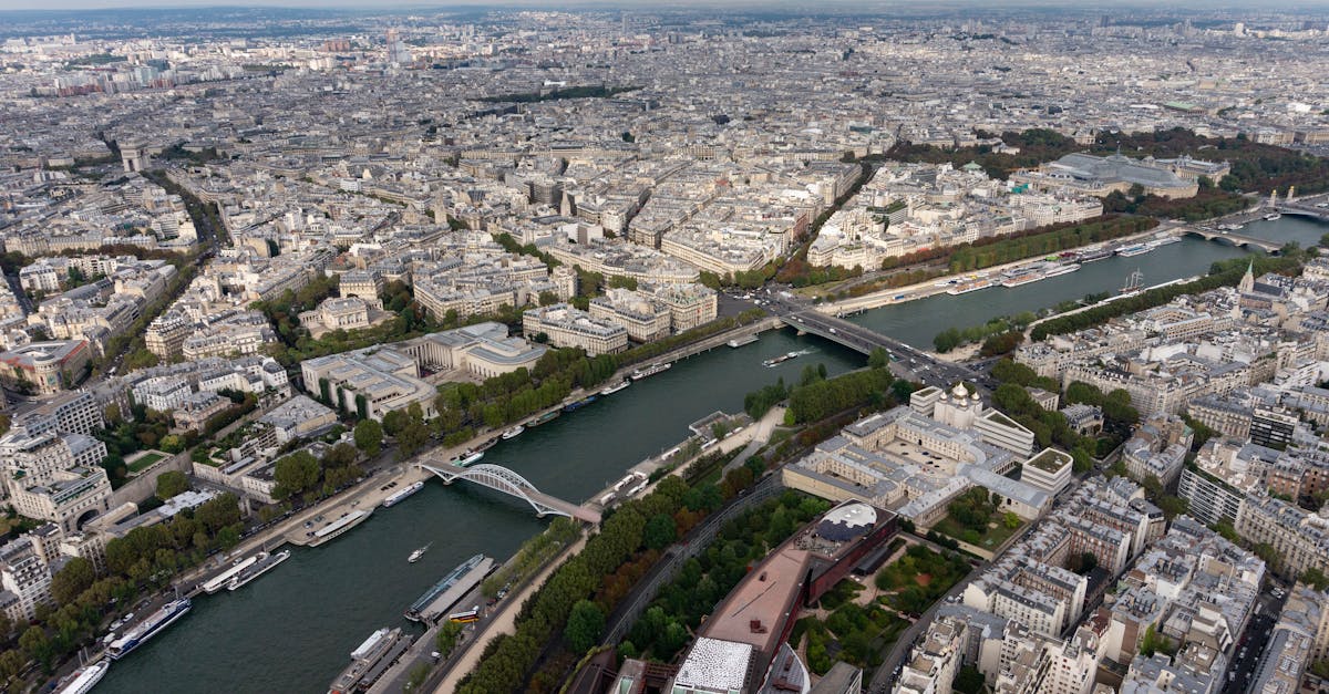 découvrez le quartier latin, un emblème de la culture parisienne, réputé pour ses ruelles historiques, ses universités prestigieuses et son ambiance bohème. flânez parmi les cafés littéraires, les librairies anciennes et les jardins apaisants tout en vous imprégnant de l'esprit artistique qui anime ce quartier emblématique de la capitale française.