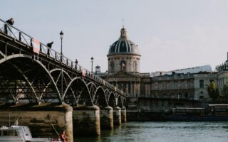 découvrez le quartier latin, une enclave historique de paris, où l'art, la culture et la gastronomie se rencontrent. flânez dans ses ruelles animées, visitez des librairies anciennes et savourez des plats traditionnels dans des bistrots typiques. plongez dans l'atmosphère universitaire et bohème de ce quartier emblématique.