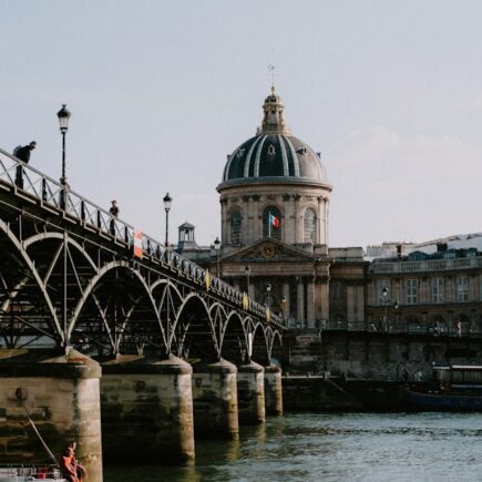 découvrez le quartier latin, une enclave historique de paris, où l'art, la culture et la gastronomie se rencontrent. flânez dans ses ruelles animées, visitez des librairies anciennes et savourez des plats traditionnels dans des bistrots typiques. plongez dans l'atmosphère universitaire et bohème de ce quartier emblématique.