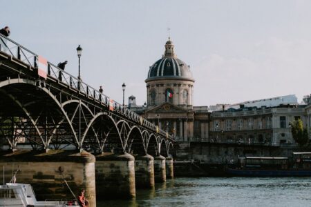 découvrez le quartier latin, une enclave historique de paris, où l'art, la culture et la gastronomie se rencontrent. flânez dans ses ruelles animées, visitez des librairies anciennes et savourez des plats traditionnels dans des bistrots typiques. plongez dans l'atmosphère universitaire et bohème de ce quartier emblématique.