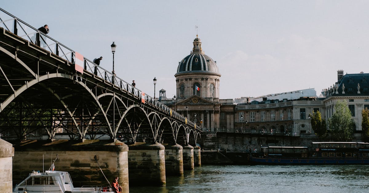 découvrez le quartier latin, une enclave historique de paris, où l'art, la culture et la gastronomie se rencontrent. flânez dans ses ruelles animées, visitez des librairies anciennes et savourez des plats traditionnels dans des bistrots typiques. plongez dans l'atmosphère universitaire et bohème de ce quartier emblématique.
