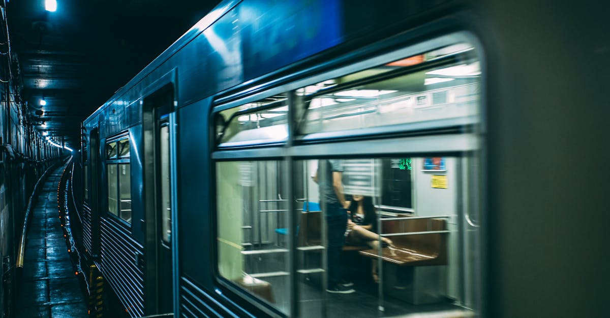 découvrez tout sur le métro : son histoire, son fonctionnement, et son rôle essentiel dans les transports urbains. explorez les lignes, les stations emblématiques et les conseils pratiques pour naviguer facilement dans le réseau métropolitain.