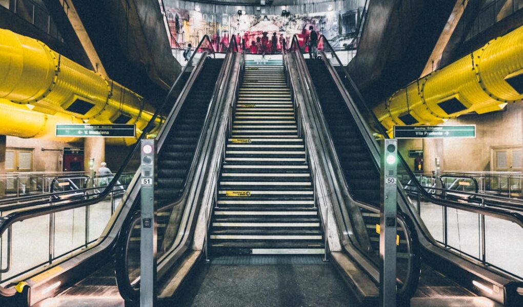 découvrez le réseau de métro, un moyen de transport rapide et efficace pour explorer les villes. profitez de la simplicité et de la commodité de vous déplacer facilement grâce à des lignes bien connectées et des stations accessibles. idéal pour éviter le trafic et acceder aux principales attractions en toute sérénité.