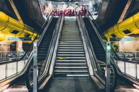 découvrez le réseau de métro, un moyen de transport rapide et efficace pour explorer les villes. profitez de la simplicité et de la commodité de vous déplacer facilement grâce à des lignes bien connectées et des stations accessibles. idéal pour éviter le trafic et acceder aux principales attractions en toute sérénité.