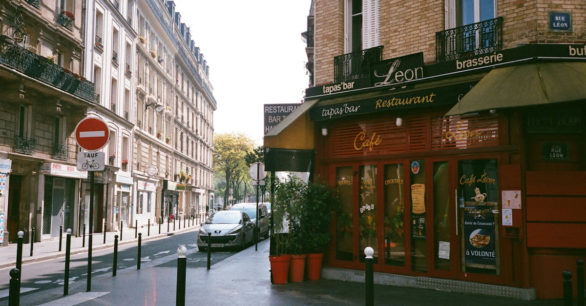 découvrez montmartre, le célèbre quartier parisien, riche en art, histoire et culture. flânez dans ses rues pittoresques, visitez la basilique du sacré-cœur et admirez les magnifiques vues sur la ville. explorez ses cafés animés et laissez-vous séduire par le charme bohème qui a inspiré de nombreux artistes.