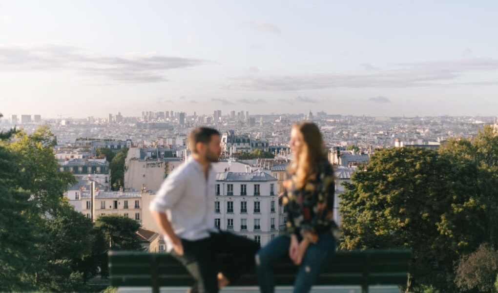 découvrez montmartre, le quartier emblématique de paris, célèbre pour ses ruelles pittoresques, ses artistes de rue et la basilique du sacré-cœur. plongez dans l'histoire, la culture et l'ambiance bohéme qui font de ce lieu une destination incontournable pour les visiteurs.