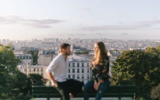 découvrez montmartre, le quartier emblématique de paris, célèbre pour ses ruelles pittoresques, ses artistes de rue et la basilique du sacré-cœur. plongez dans l'histoire, la culture et l'ambiance bohéme qui font de ce lieu une destination incontournable pour les visiteurs.