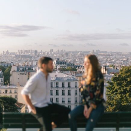 découvrez montmartre, le quartier emblématique de paris, célèbre pour ses ruelles pittoresques, ses artistes de rue et la basilique du sacré-cœur. plongez dans l'histoire, la culture et l'ambiance bohéme qui font de ce lieu une destination incontournable pour les visiteurs.