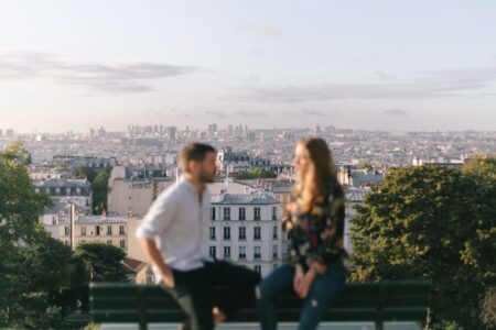 découvrez montmartre, le quartier emblématique de paris, célèbre pour ses ruelles pittoresques, ses artistes de rue et la basilique du sacré-cœur. plongez dans l'histoire, la culture et l'ambiance bohéme qui font de ce lieu une destination incontournable pour les visiteurs.