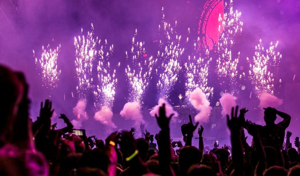 plongez dans l'effervescence de la vie nocturne! découvrez les meilleures adresses pour sortir, danser et faire la fête dans votre ville. que vous soyez amateur de bars lounge, de clubs animés ou de concerts live, vivez des soirées inoubliables entouré d'une ambiance électrique.