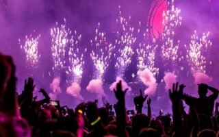 plongez dans l'effervescence de la vie nocturne! découvrez les meilleures adresses pour sortir, danser et faire la fête dans votre ville. que vous soyez amateur de bars lounge, de clubs animés ou de concerts live, vivez des soirées inoubliables entouré d'une ambiance électrique.