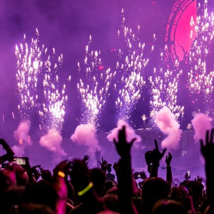 plongez dans l'effervescence de la vie nocturne! découvrez les meilleures adresses pour sortir, danser et faire la fête dans votre ville. que vous soyez amateur de bars lounge, de clubs animés ou de concerts live, vivez des soirées inoubliables entouré d'une ambiance électrique.