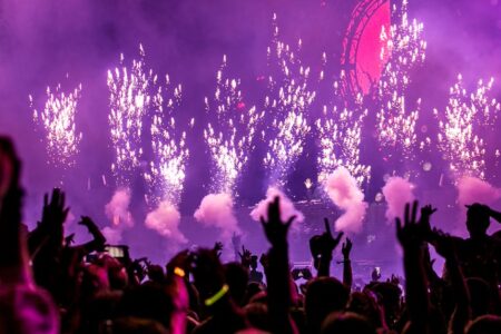plongez dans l'effervescence de la vie nocturne! découvrez les meilleures adresses pour sortir, danser et faire la fête dans votre ville. que vous soyez amateur de bars lounge, de clubs animés ou de concerts live, vivez des soirées inoubliables entouré d'une ambiance électrique.