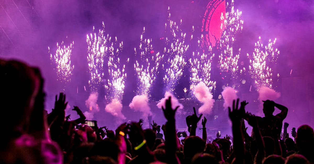plongez dans l'effervescence de la vie nocturne! découvrez les meilleures adresses pour sortir, danser et faire la fête dans votre ville. que vous soyez amateur de bars lounge, de clubs animés ou de concerts live, vivez des soirées inoubliables entouré d'une ambiance électrique.