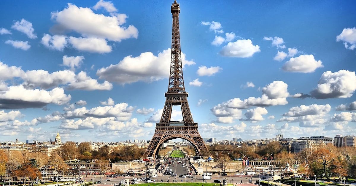 découvrez paris, la ville lumière, célèbre pour ses monuments emblématiques comme la tour eiffel, le louvre et notre-dame. explorez ses rues animées, ses cafés pittoresques et sa riche histoire culturelle. un voyage inoubliable vous attend dans la capitale française.